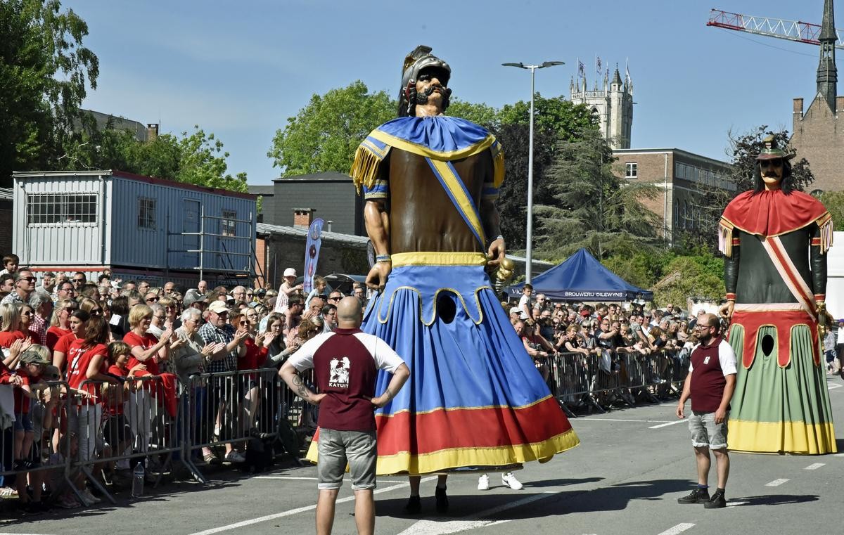 Die Gilderiesen tanzen in einer kleinen belgischen Gemeinde namens Dendermonde als Vorbereitung vor dem Ross Bayard-Umzug. Sie sind Teil einer Parade, die am kommenden Sonntag stattfindet. Das Fest mit 2000 Statisten und 100 000 erwarteten Besuchern ereignet sich nur alle zehn Jahre und ist Unesco-Weltkulturerbe. 