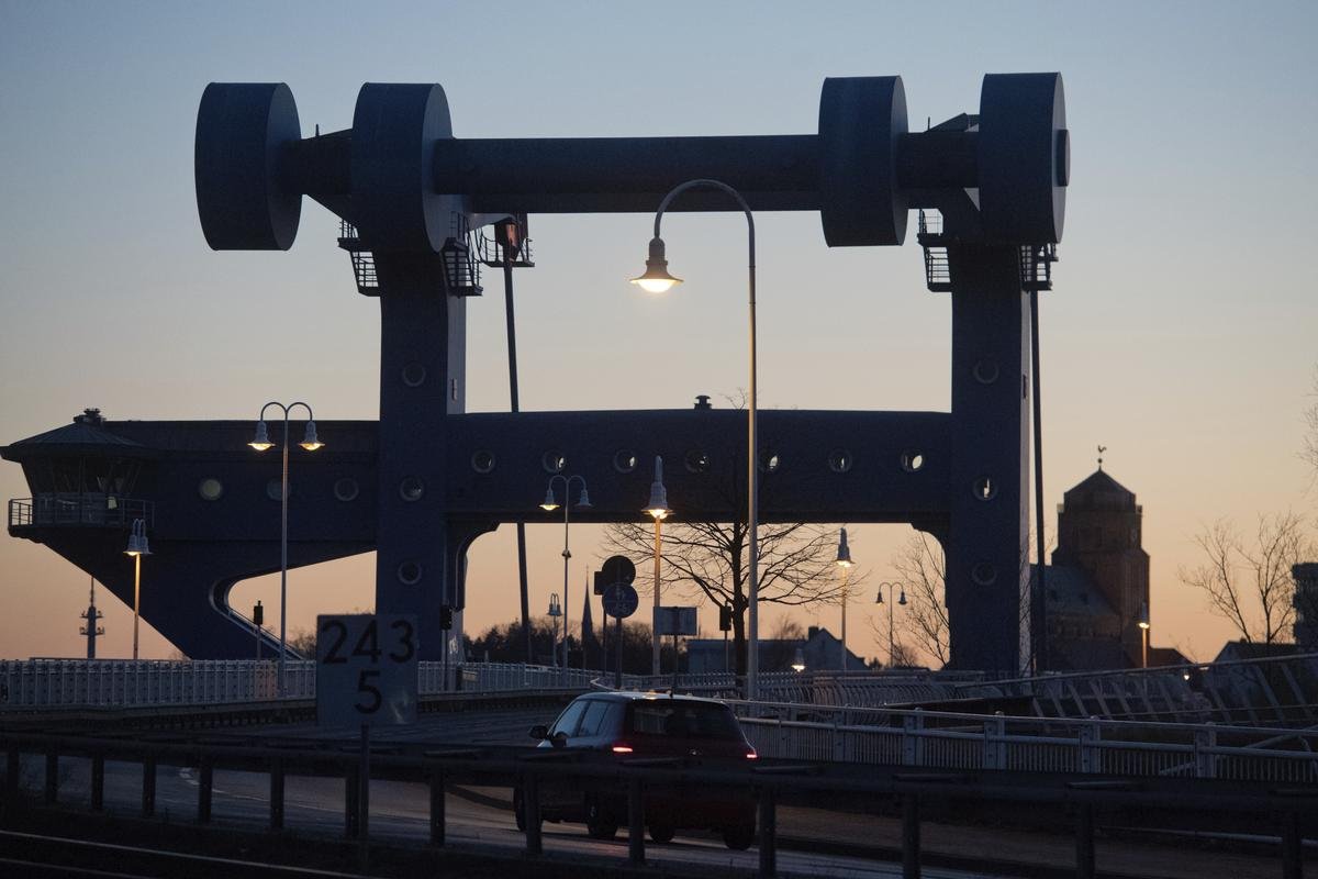 Die Klappbrücke über den Peenestrom zur Ostseeinsel Usedom.