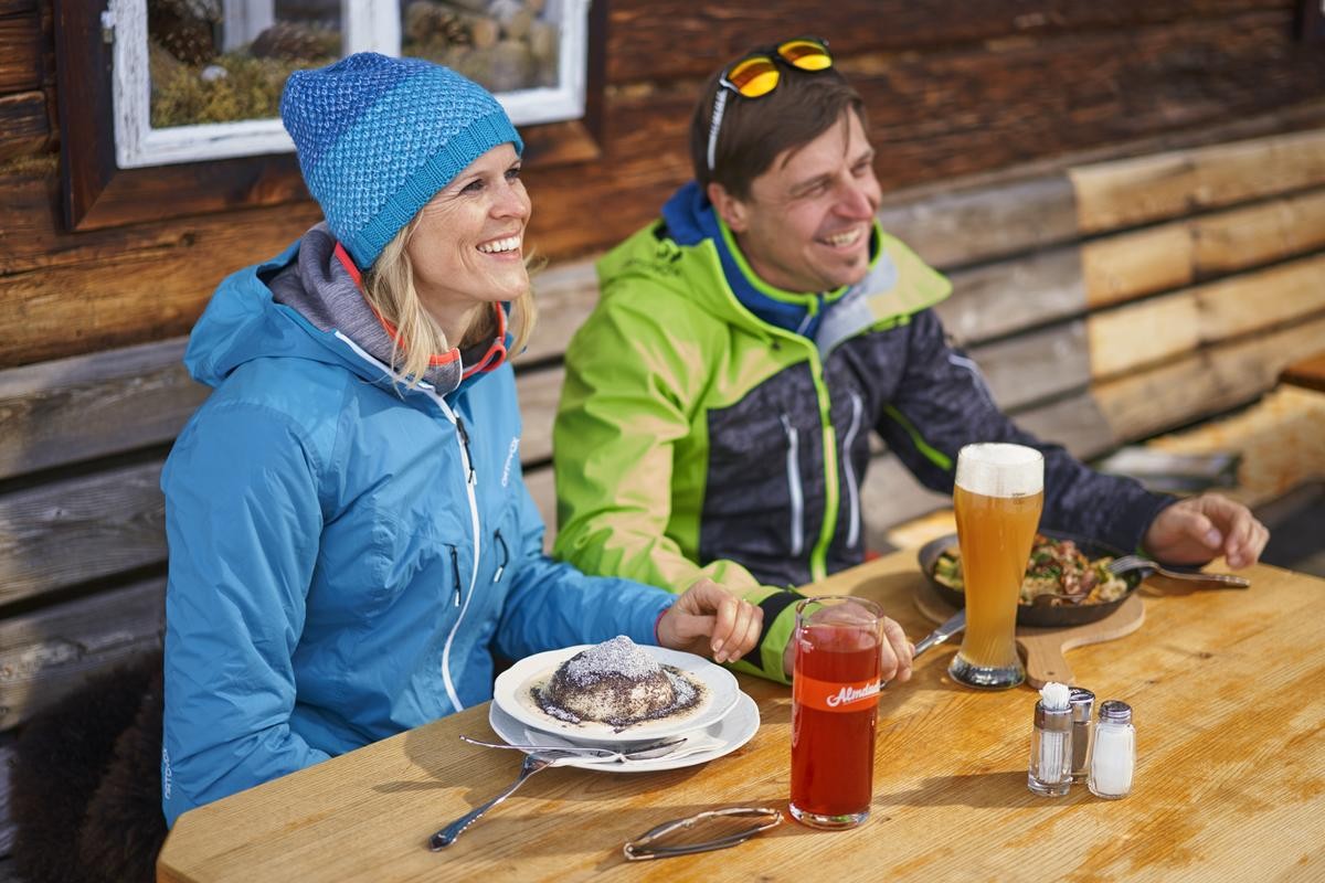 Die Kulinarik kommt nicht zu kurz: Im Skigebiet von Schladming-Dachstein gibt es zahlreiche Berghütten und Restaurants.