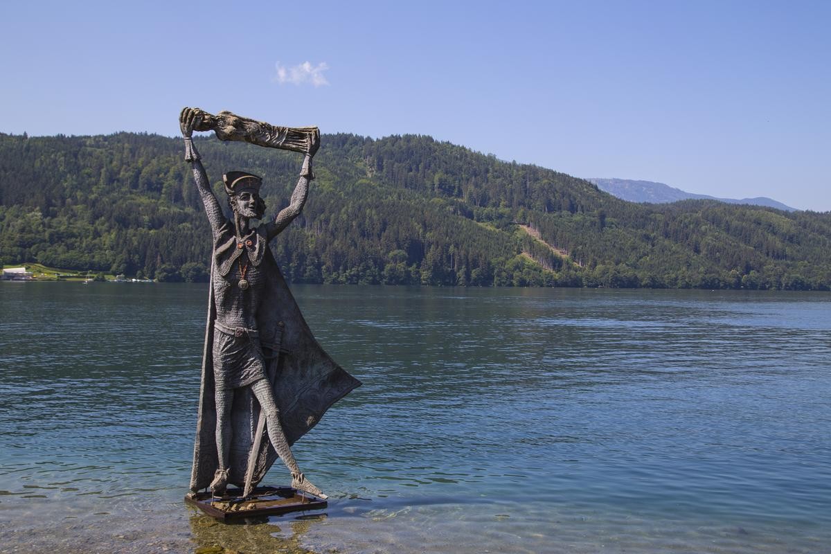 Die Statue vom Heiligen Domitian steht im Millstätter See.