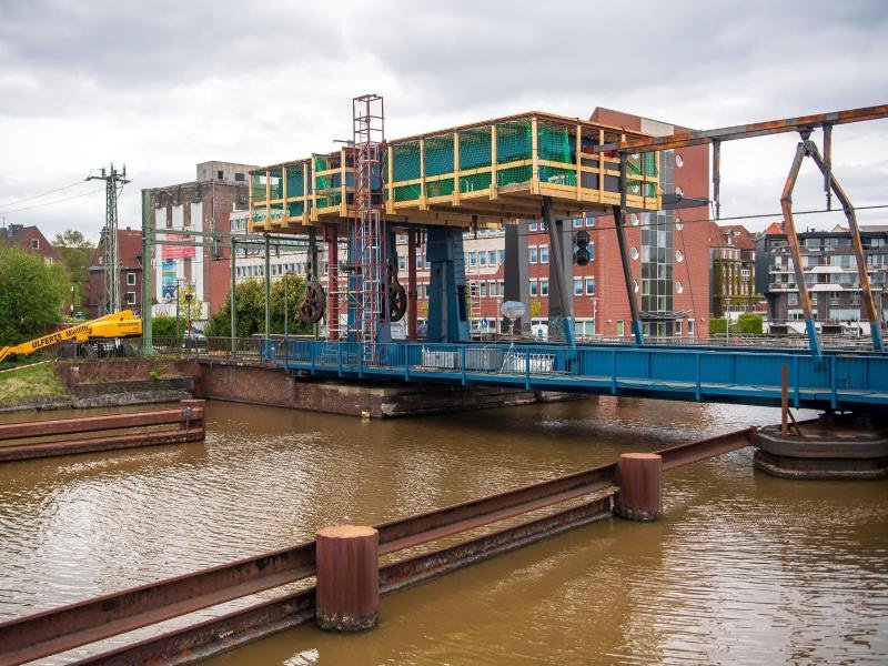 Die marode Emder Eisenbahnklappbrücke über den Emder Binnenhafen wird bis Ende des Monats rechtzeitig vor den Matjestagen repariert und wieder klappbar sein.