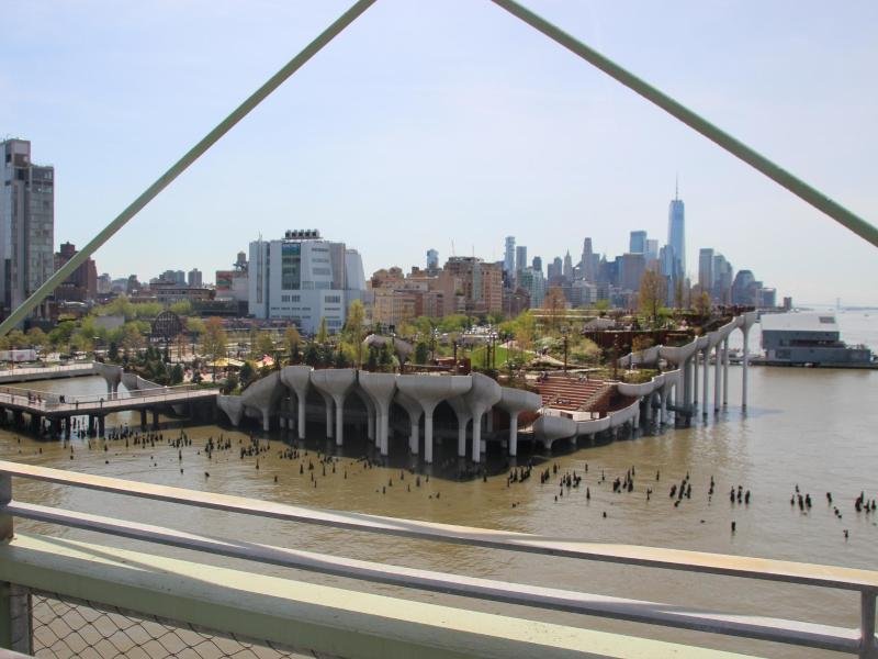 Die rund 8000 Quadratmeter große Grünanlage namens "Pier 57" liegt am Hudson River. Von der Dachterrasse aus kann man den Ausblick auf Manhattan genießen.