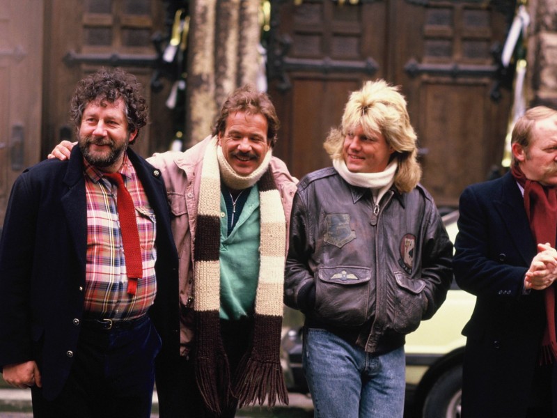 1988 zeigen sich bei Dreharbeiten Chiem van Houwenige, Götz George, Dieter Bohlen und Eberhard Feik (v.li.)