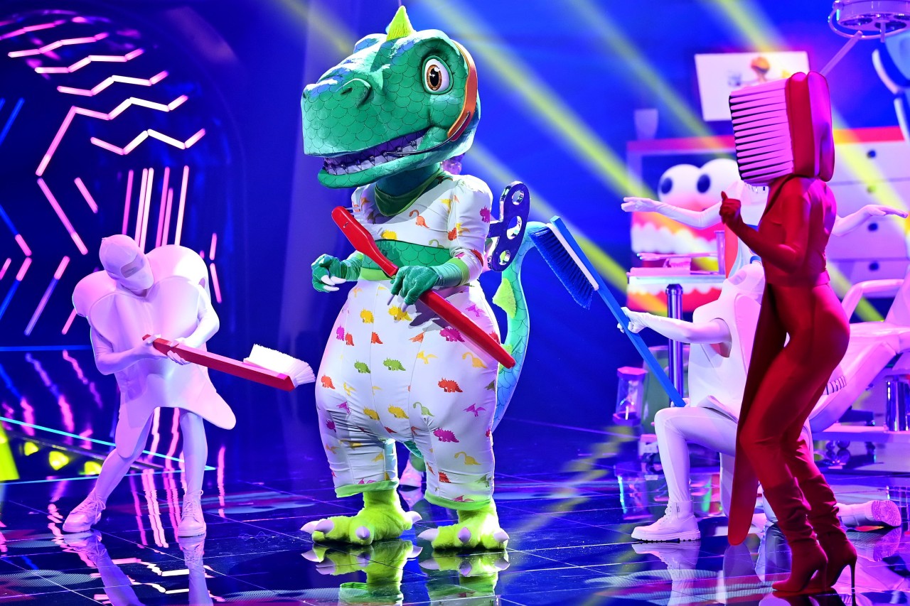 Sasha als Dinosaurier bei „The Masked Singer“.