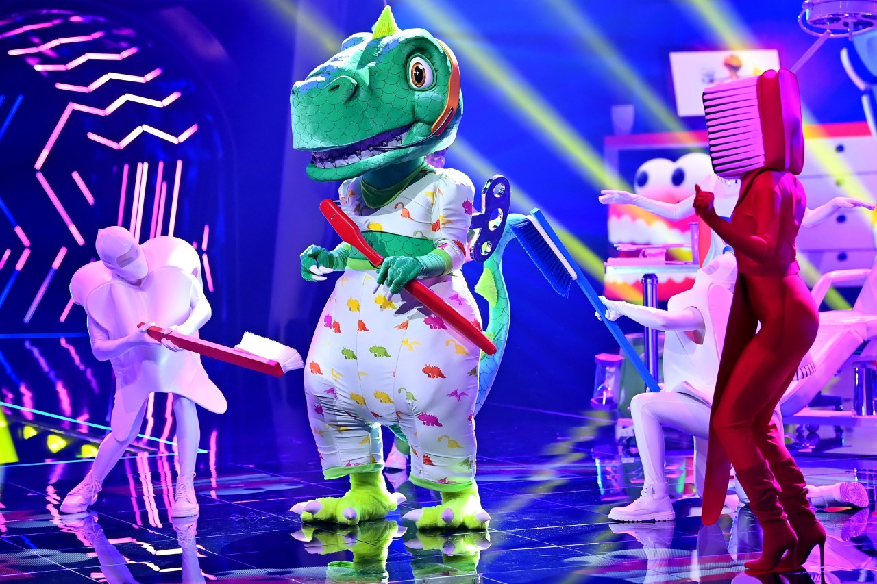 Sasha als Dinosaurier bei „The Masked Singer“.