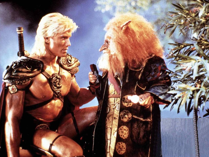 Vielleicht der schlechteste Film seines Lebens - aber immerhin kultverdächtig: Dolph Lundgren als He-Man in Masters of the Universe (1987) - hier an der Seite eines Zwerges namens Gwildor ... 