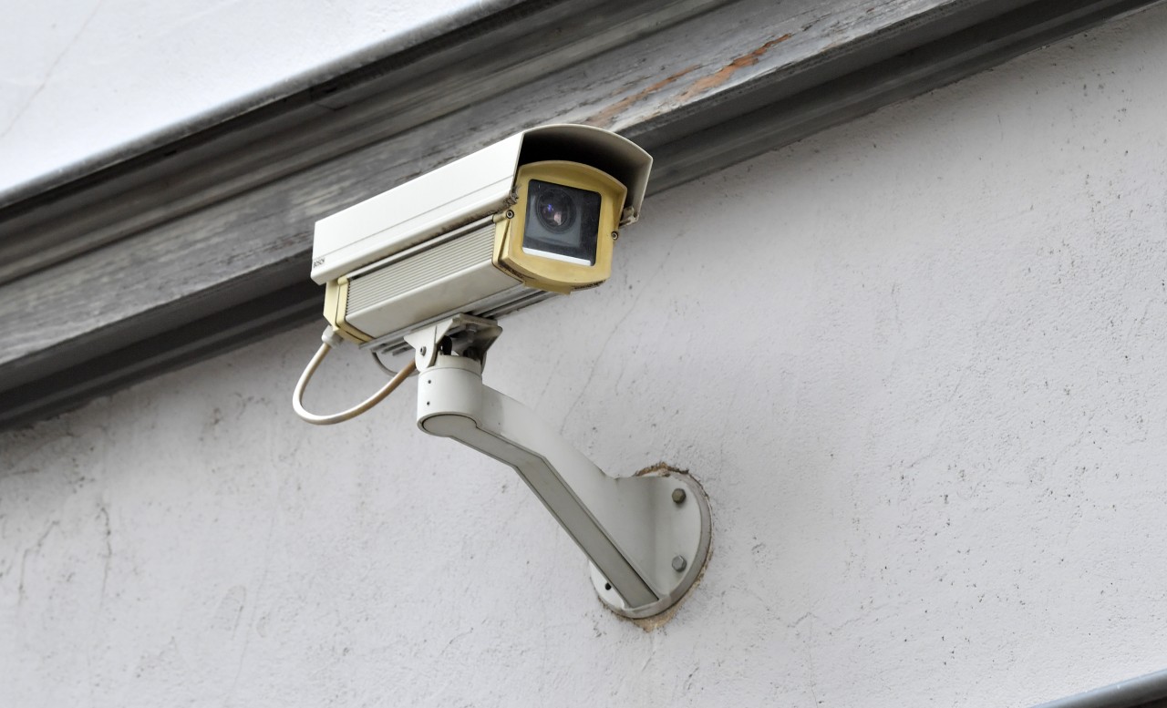 Durch die Bilder einer Überwachungskamera am Haus konnten die Nachbarn den Stalker aus Dortmund wiedererkennen. (Symbolbild)