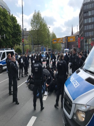 In Dortmund kam es auf der Strecke der Nazi-Demo zu einer Sitzblockade. 