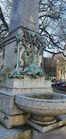 Die Polizei Dortmund sucht nach den Dieben, die eine Bronzeskulptur am Kaiserbrunnen gestohlen haben.