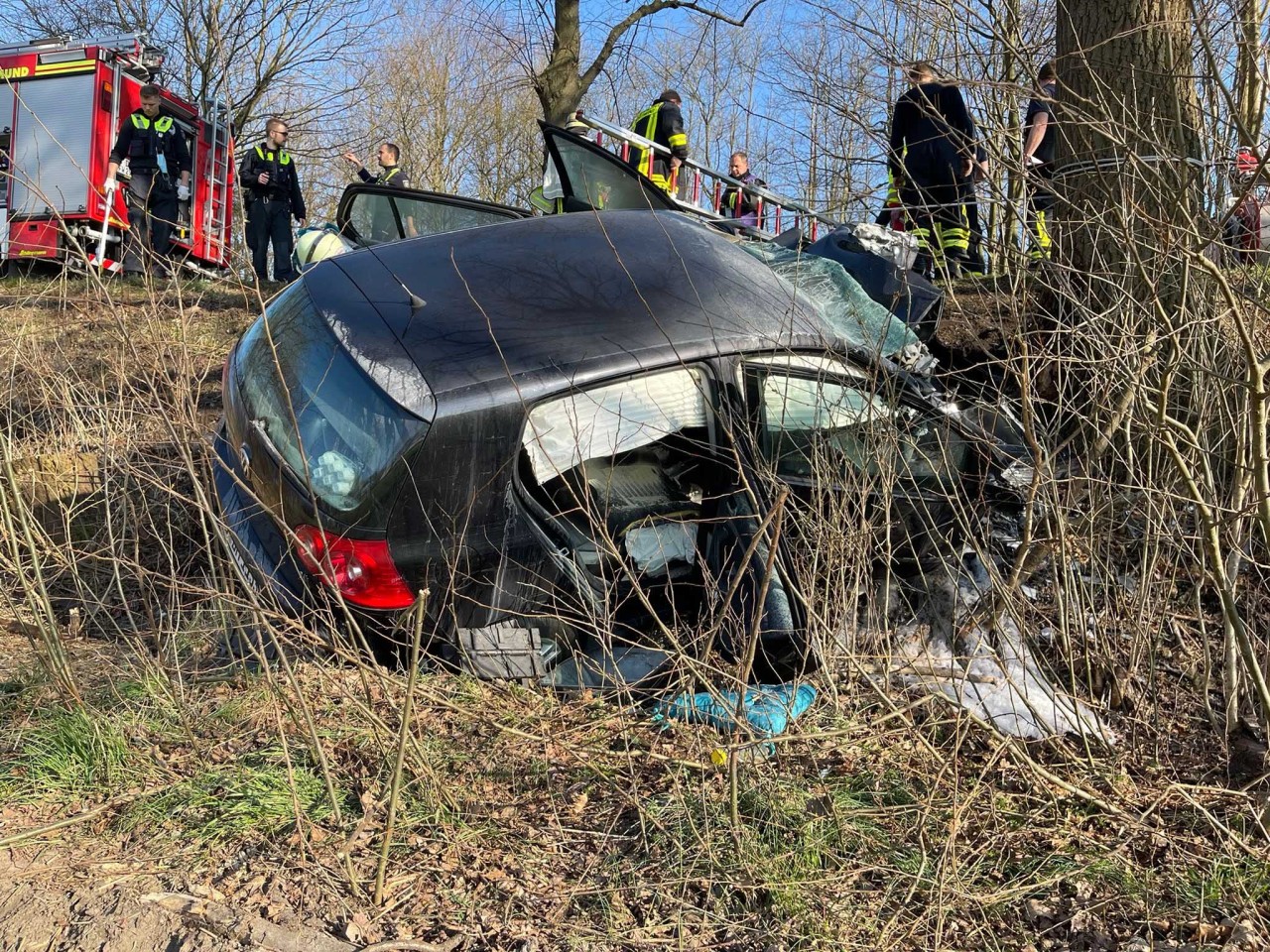 Schwerer Unfall auf einer Landstraße in Dortmund-Mengede!