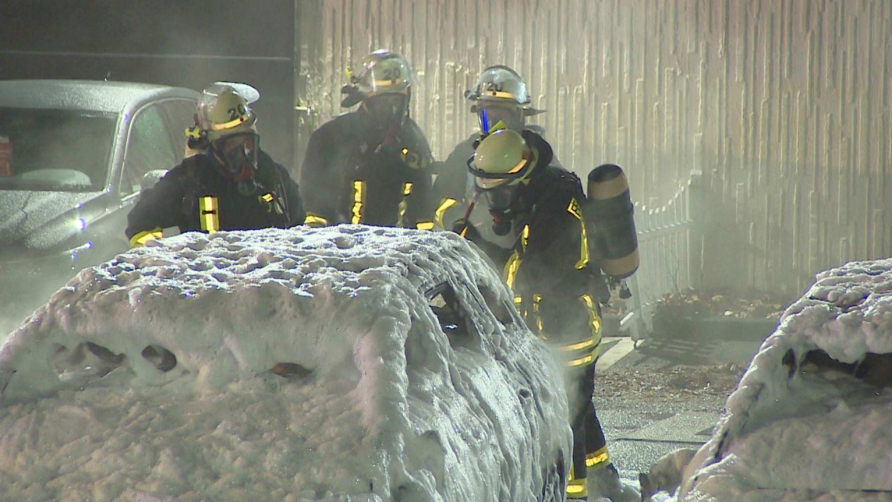 In Dortmund musste die Feuerwehr am Donnerstagmorgen mehrere Autos löschen.