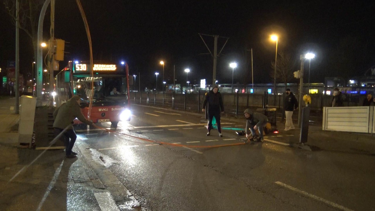 Passanten beseitigen eine Ampelanlage von der Straße in Dortmund.