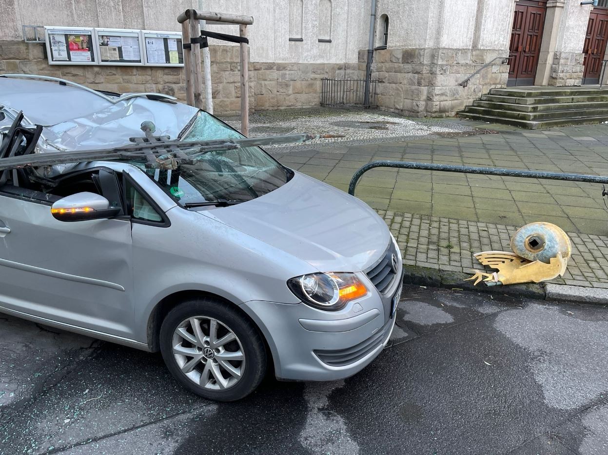 Dortmund: Das massive Kirchenkreuz zerstörte das parkende Auto. 