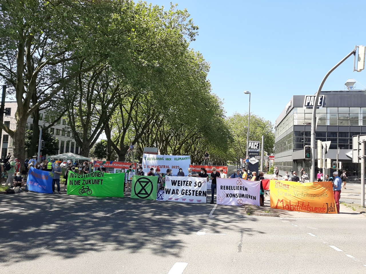 Dortmund: Eine unangekündigte Klima-Demo hatte die B1 lahmgelegt. Jetzt wird einigen Klima-Aktivisten der Prozess gemacht. (Archivbild)