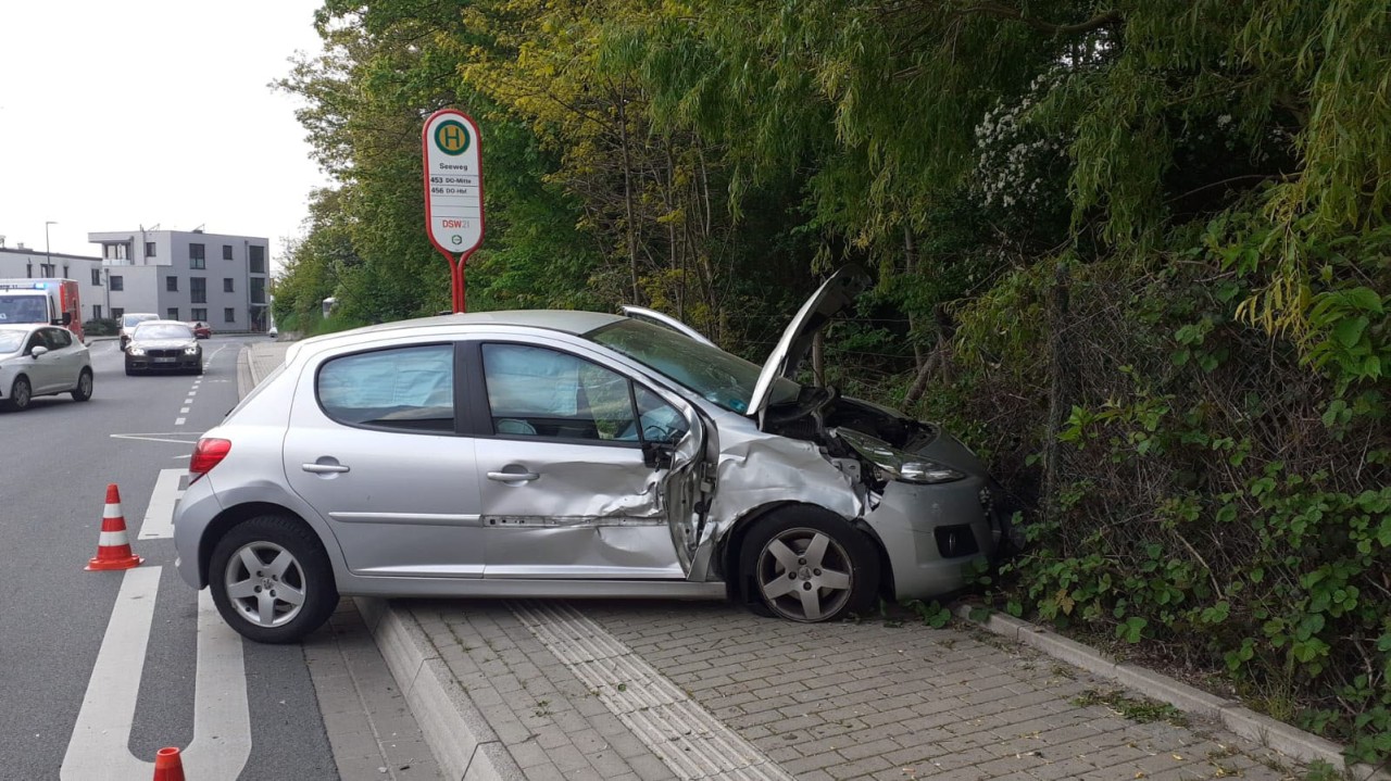 Dortmund: Der Kleinwagen ist über die Straße geschleudert, der Fahrer wurde verletzt.