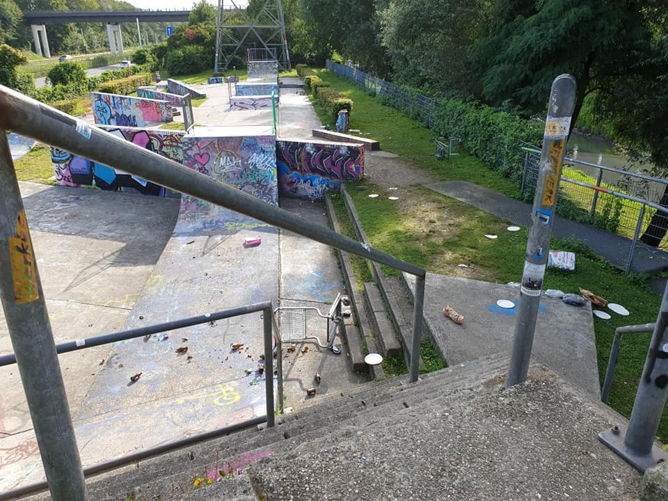 Eine Skaterbahn in Oberhausen wird am Sonntagmorgen total vermüllt vorgefunden. Die Facebook-Community regt sich darüber auf. 