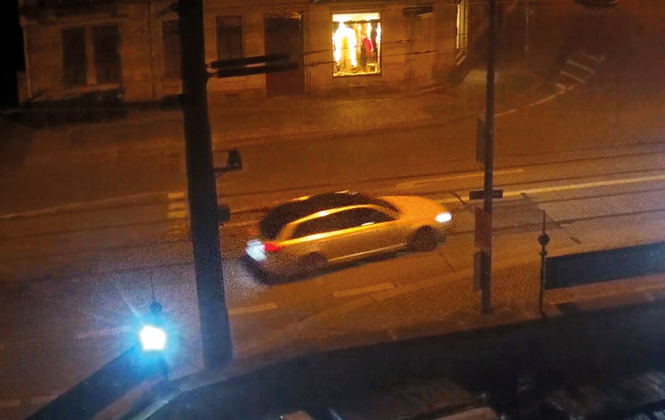 Hast du dieses Auto gesehen? Dann melde dich bitte bei der Polizei Dresden.