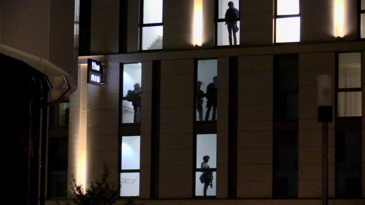 SEK-Einheiten in der Nacht im Hotel.