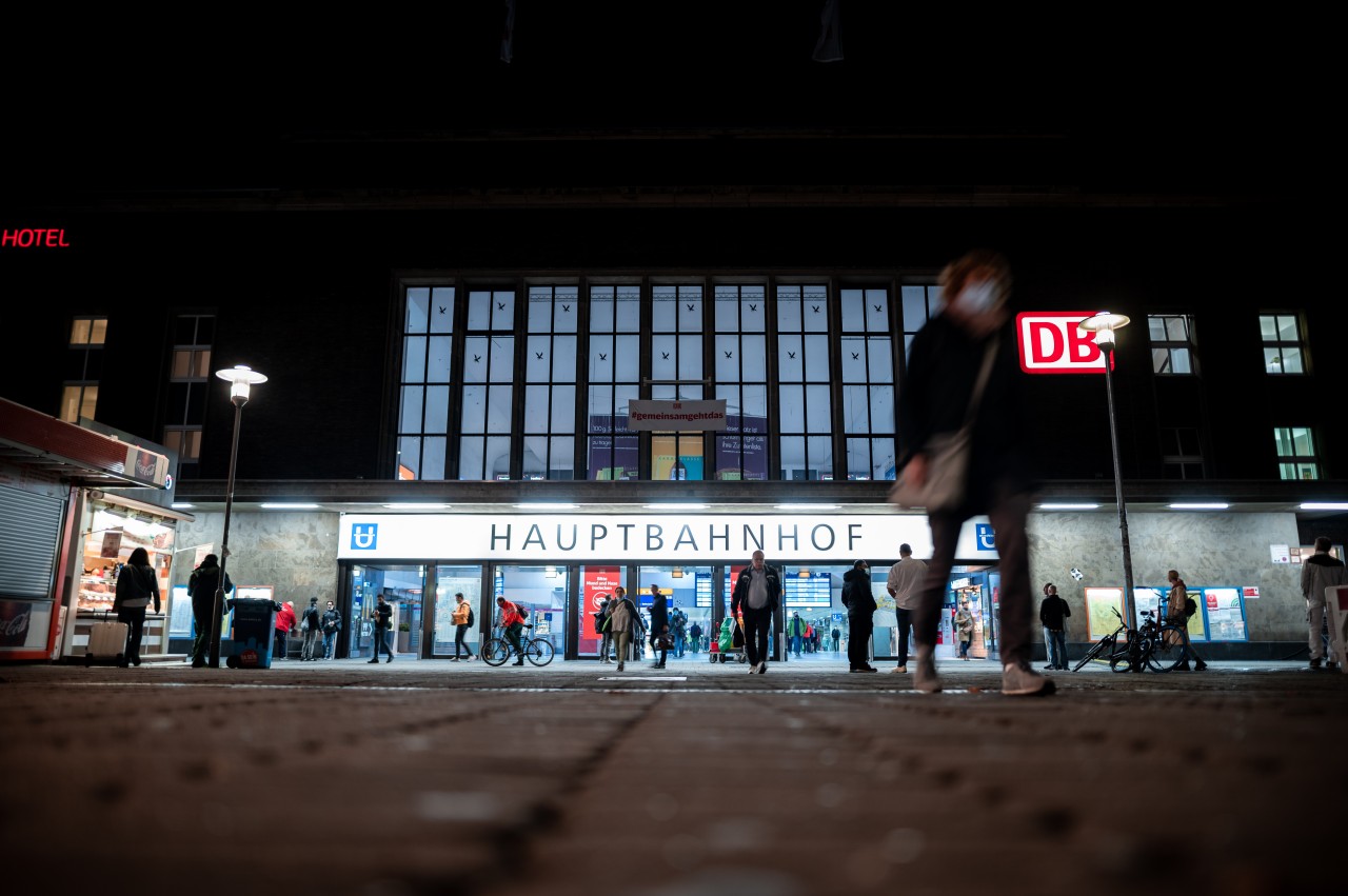 Am Düsseldorf Hauptbahnhof ging am Samstagabend zeitweise nichts mehr. (Symbolbild)