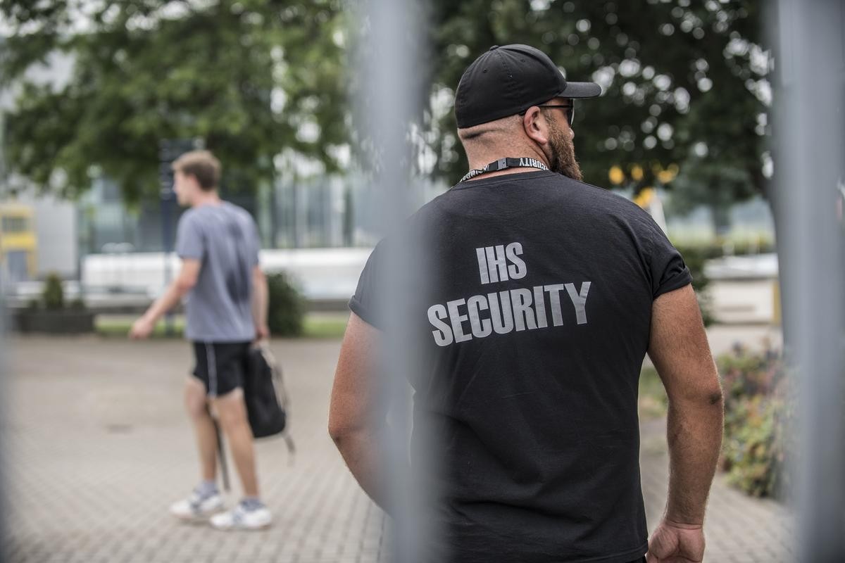 Seit Kurzem sind auch Security-Kräfte am Rheinbad Düsseldorf im Einsatz.