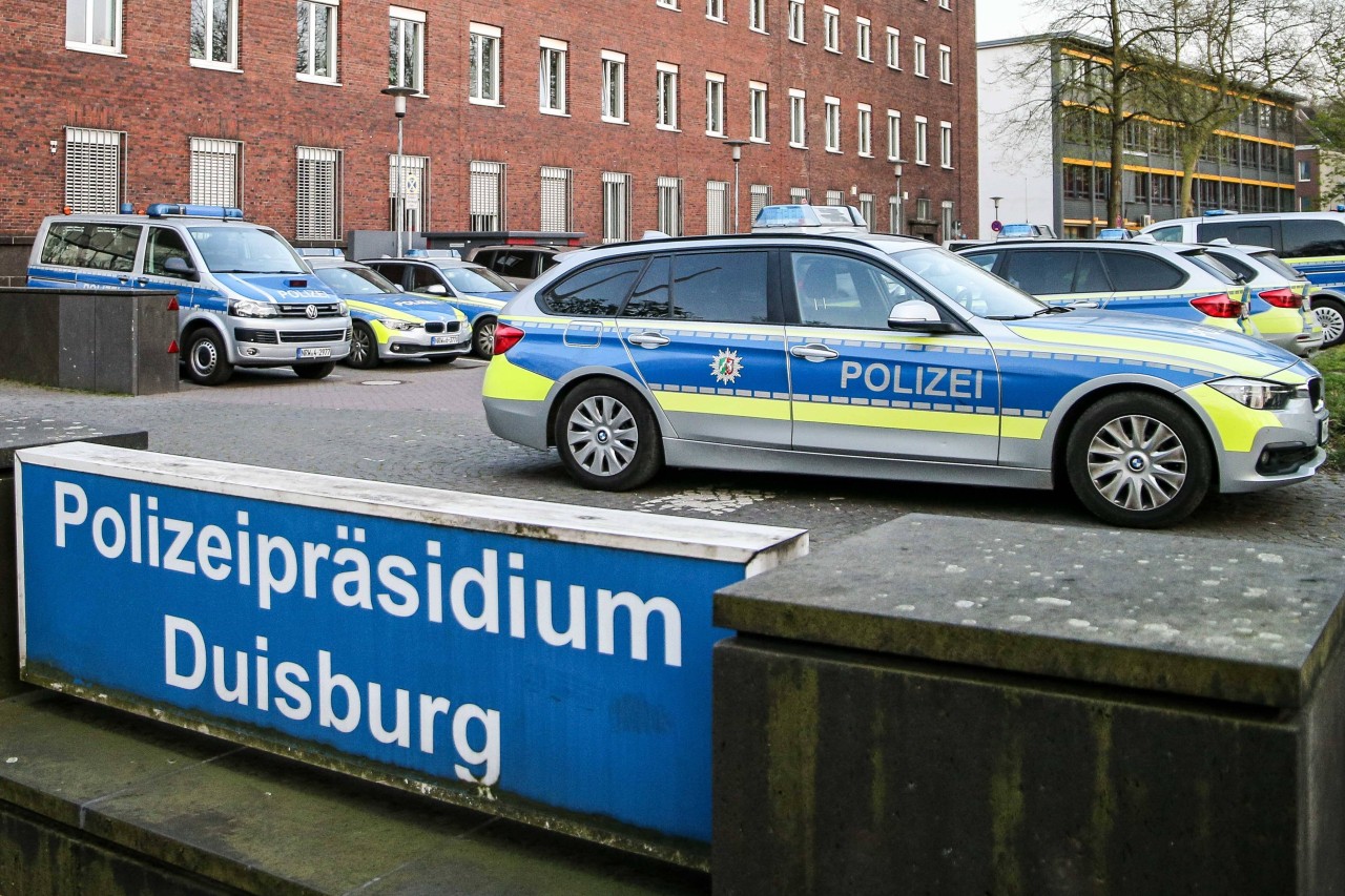 In Duisburg wurde ein Mann schwer mit einer eher ungewöhnlichen Waffe verletzt. Die Polizei sucht nun nach dem Täter. (Symbolbild)