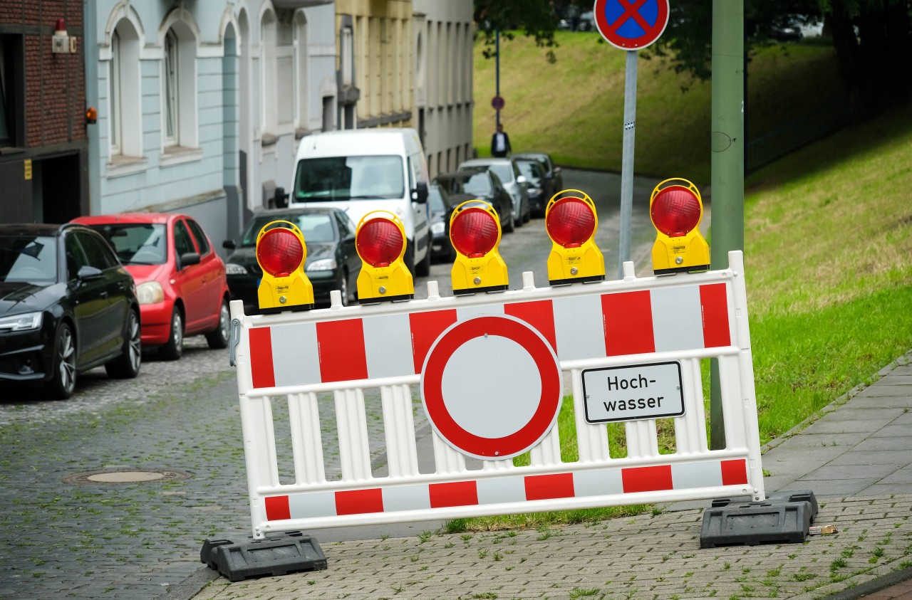 In Duisburg müssen mehrere Straßen wegen Überflutungsgefahr teilweise gesperrt werden. (Archivbild)