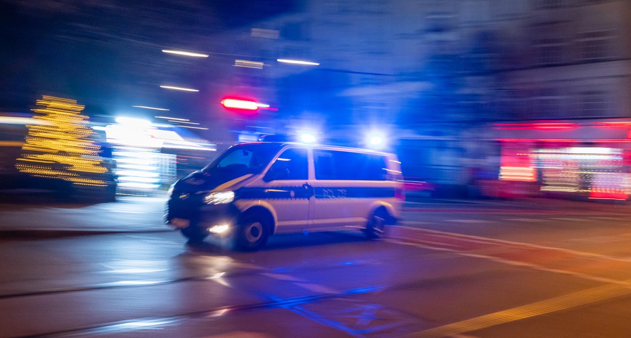 Duisburg: Die Polizei sucht nach einem mutmaßlichen Unfall nach Antworten. (Symbolbild)