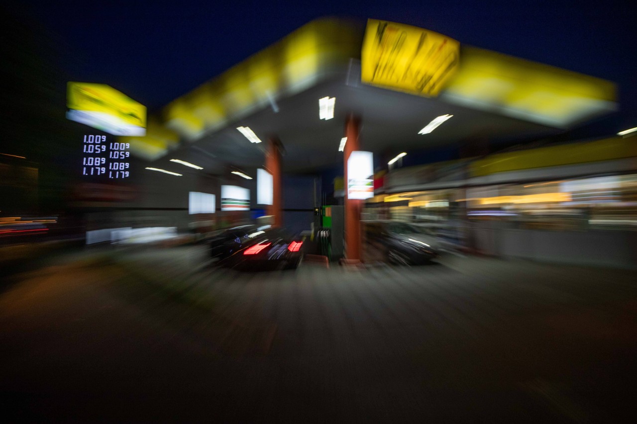 In Duisburg kam es zum Überfall auf eine Tankstelle – doch eine Mitarbeiterin ließ sich das nicht gefallen. (Symbolfoto)
