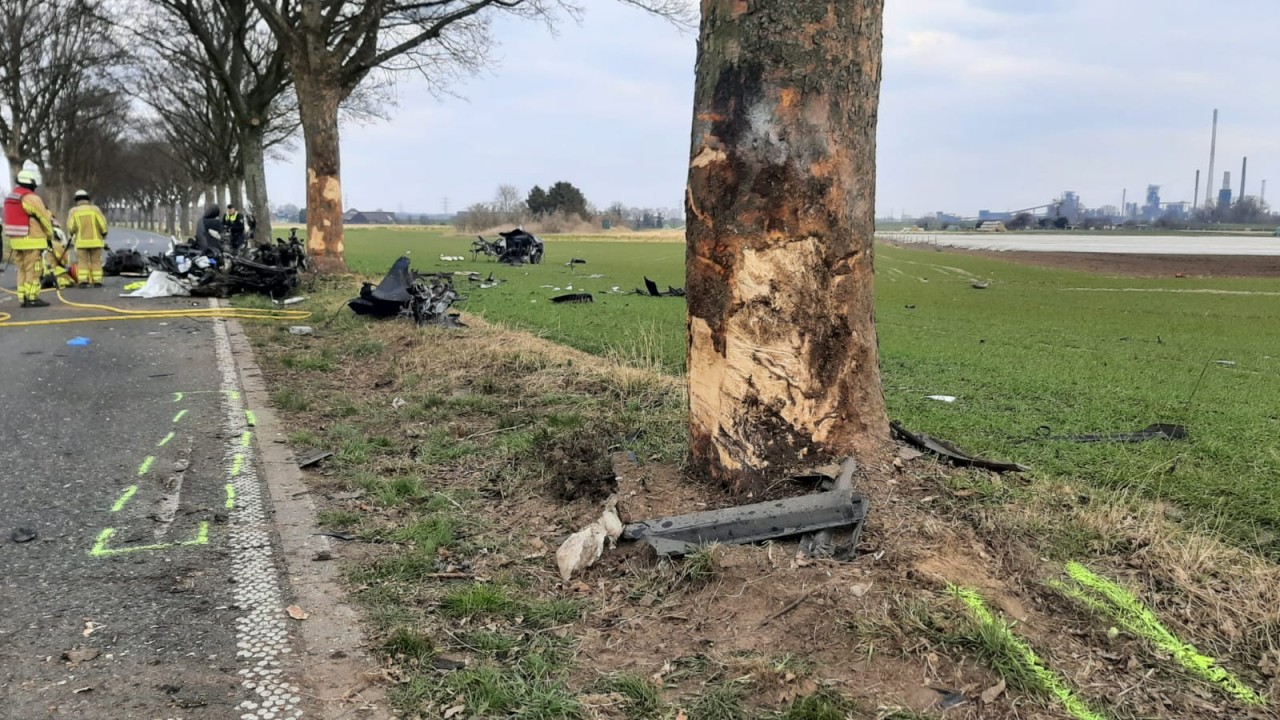 Tödlicher Verkehrsunfall in Duisburg! Der Notarzt konnte nur noch den Tod des 20-jährigen Fahrers feststellen.