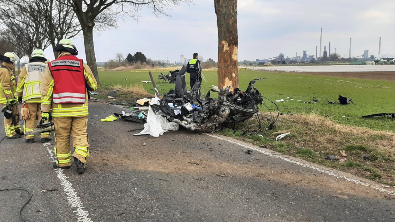 Duisburg: Bei der Wucht, mit der der Fahrer gegen den Baum raste, zerschellte der Wagen und Einzelteile lagen überall verstreut.