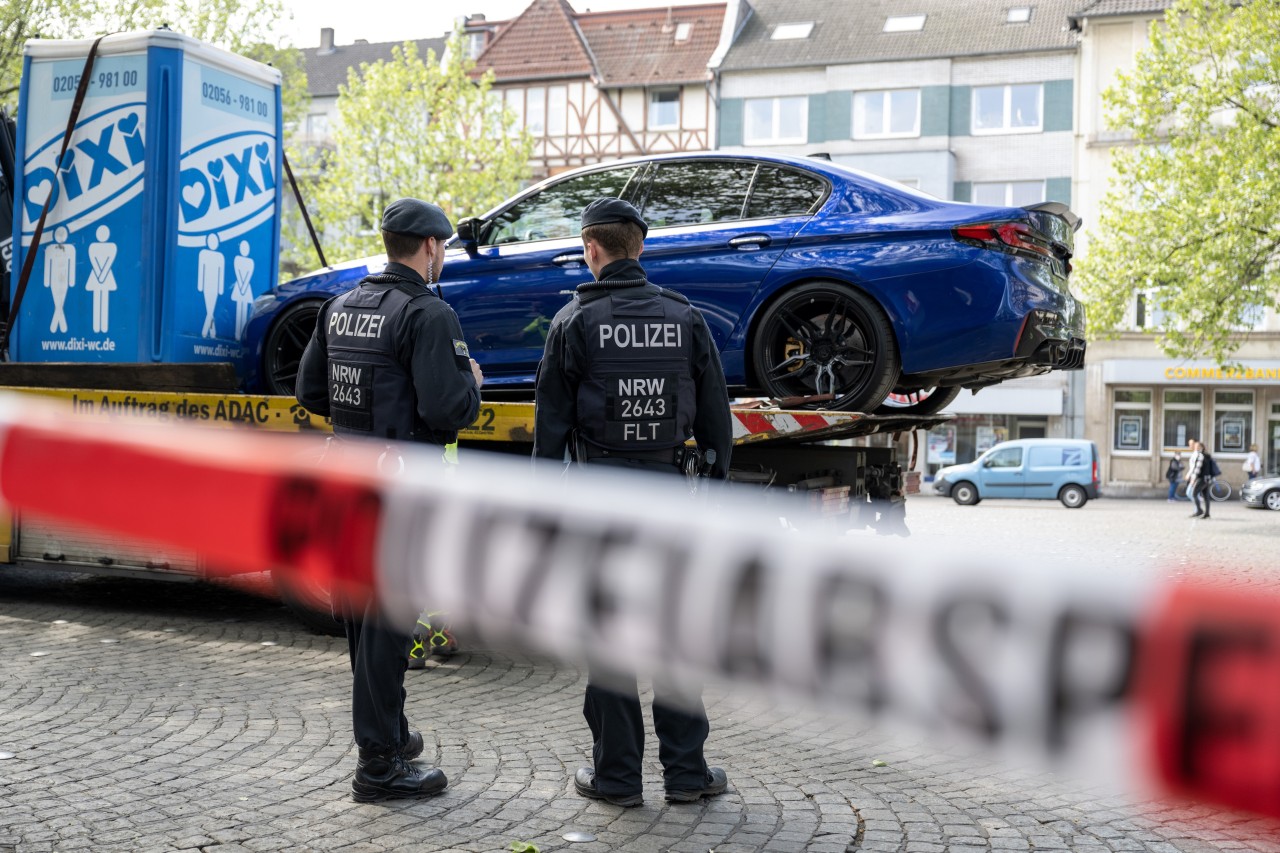 Duisburg: Polizisten überwachen am 5. Mai den Abtransport eines Sportwagens, das mit Einschusslöchern übersät ist.