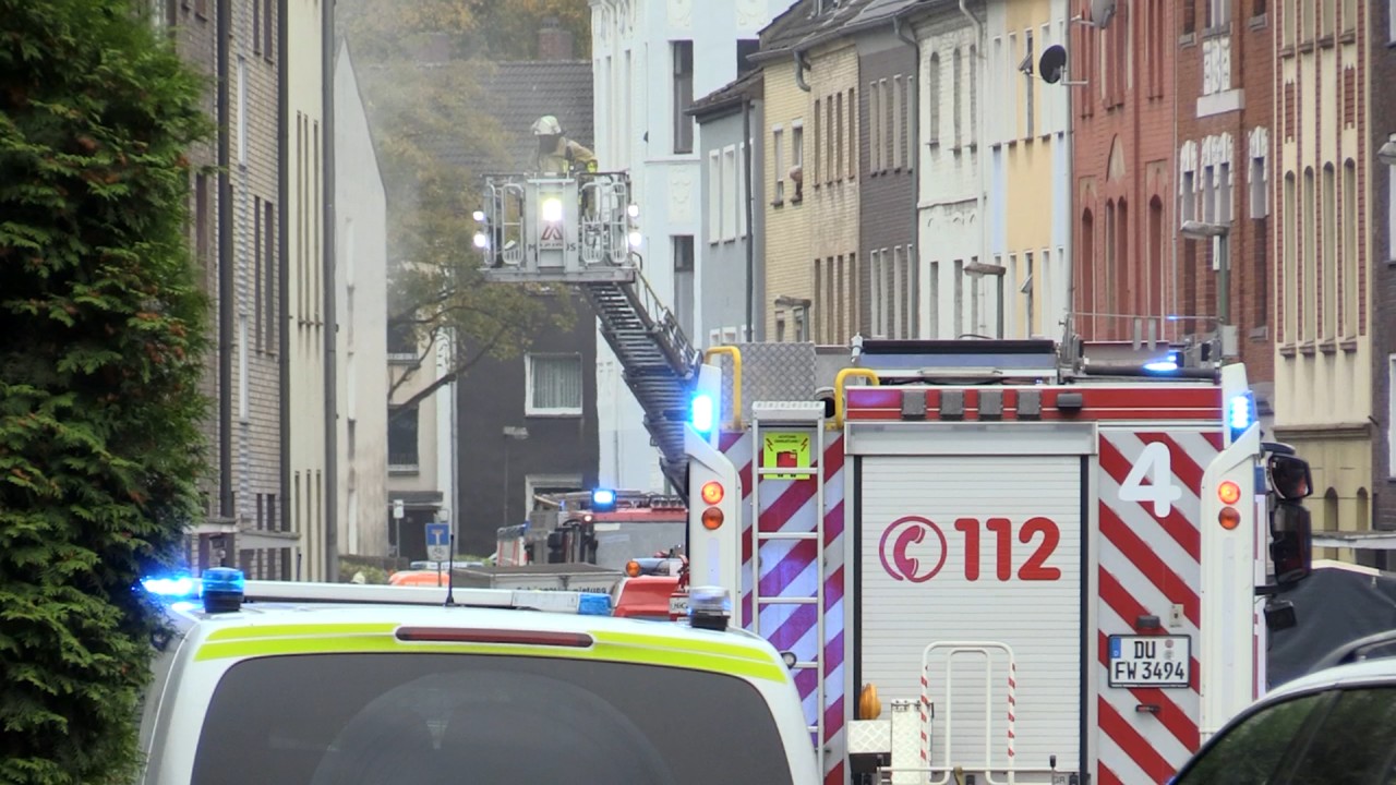 Duisburg: Die Feuerwehr musste Anwohner mit einer Drehleiter aus einem Brandhaus retten.