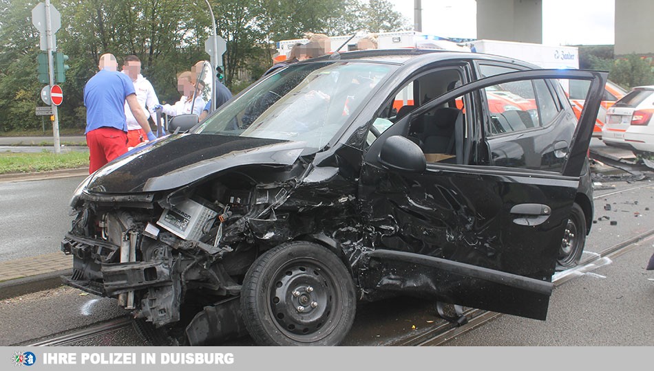 Auch der andere am Unfall beteiligte Wagen bekam einiges ab.