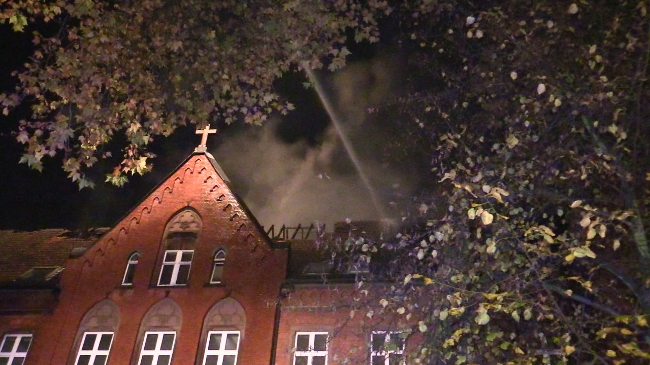 Duisburg: Die Feuerwehr war am Donnerstagabend am alten St. Barbara Krankenhaus im Einsatz.