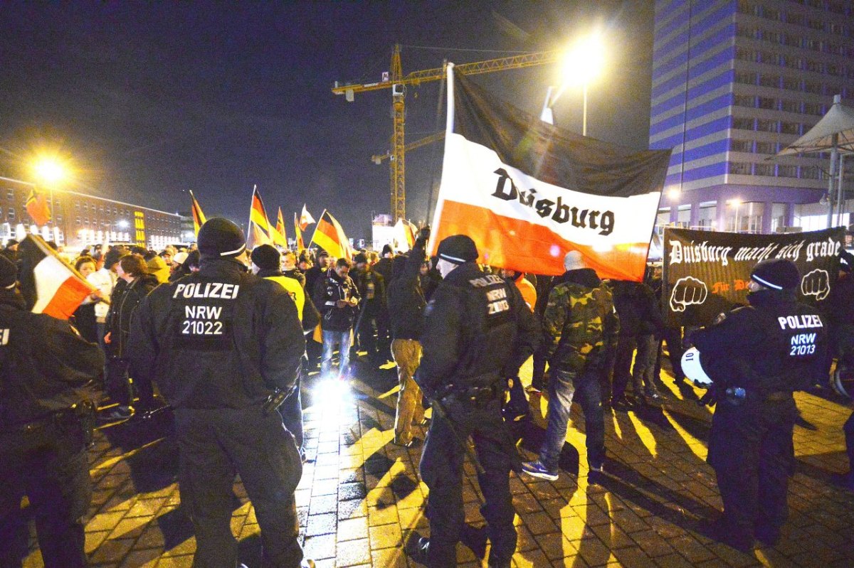 Duisburg Demonstration Bahnhofsvorplatz.jpg