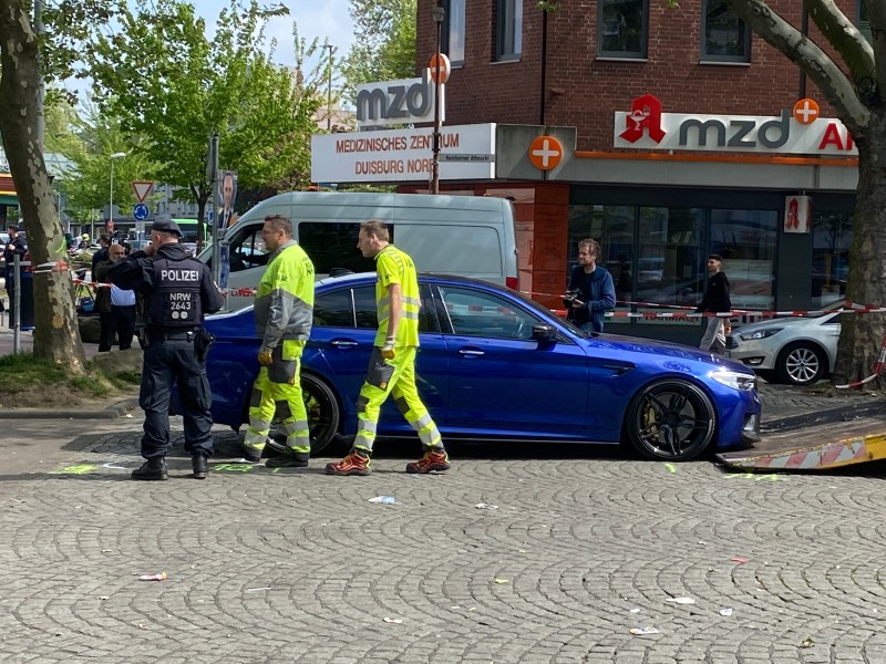 Ein Auto wird in Duisburg einen tag nach der Schießerei abgeschleppt.