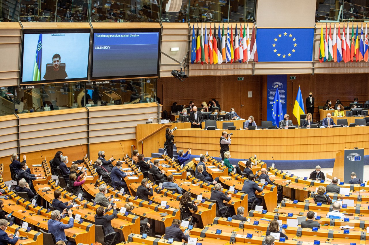 Ukraine-Krieg: Wolodymyr Selenskyj, Präsident der Ukraine, ist während einer Plenarsitzung des Europäischen Parlaments über die Invasion in der Ukraine auf einem Fernsehbildschirm zu sehen.