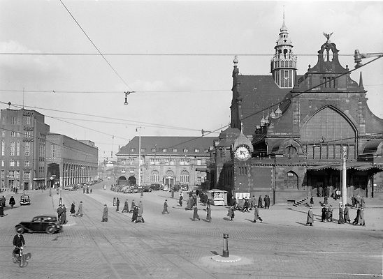 Der alte Essener Hauptbahnhof von der Hollestraße aus gesehen, 1938. Links im Hintergrund das Haus der Technik.