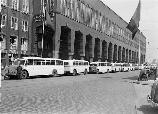 Autobusse mit Anhängern OD 5, 5N 142, Zweiachser an der Börse, heute Haus der Technik. 1938. Tagung der Handelskammer.