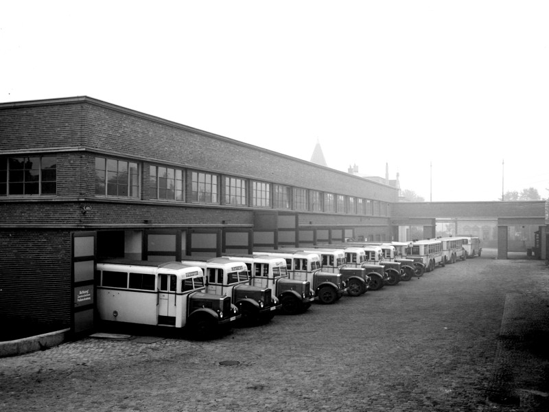 Autobusse in Reih und Glied am modernen Betriebshof Altendorfer Straße, 1934.