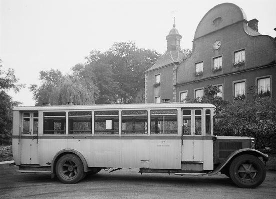 Autobus vor Schloss Borbeck, wohl in den 1930er Jahren. Das Schloss sah noch erheblich anders aus.