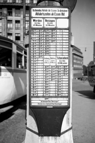 Abfahrtszeitentafel für Omnibusse am Hauptbahnhof 1932.