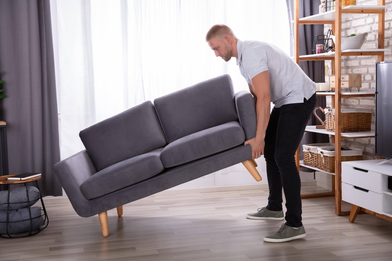 Ebay-Kleinanzeigen: Als sich der Mann das Sofa nach dem Kauf noch mal genauer anschaute, machte er eine unerwartete Entdeckung. (Symbolbild)