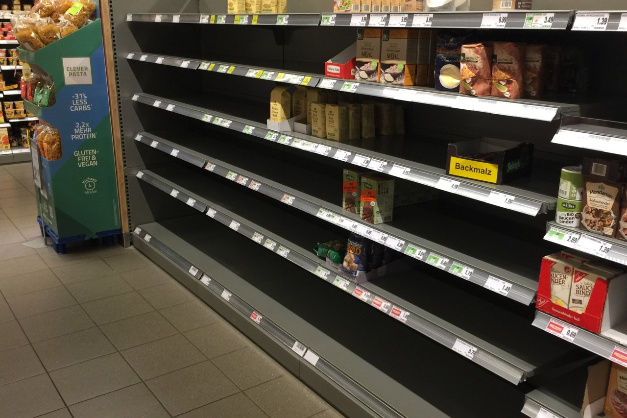 Edeka: Kunden stehen vor leeren Regalen im Supermarkt. (Symbolbild)