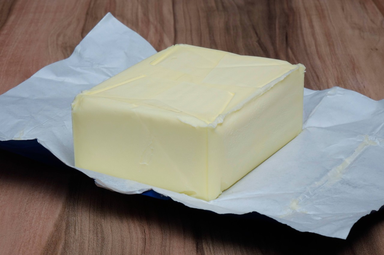 Bei Edeka, Rewe und Co. steigt der Butter-Preis. 