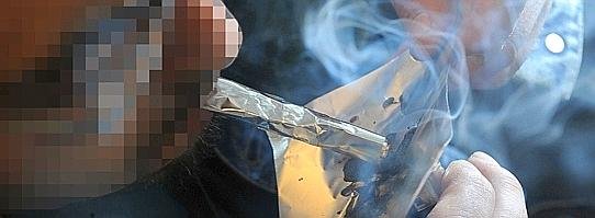 Ein Heroin Süchtiger raucht seine_1--543x199.jpg