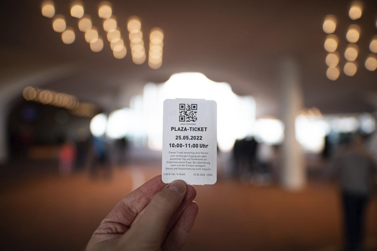 Ein Plaza-Ticket, aufgenommen auf der Plaza der Elbphilharmonie. Für den Besuch der beliebten Aussichtsplattform in der Hamburger Elbphilharmonie könnte bald Eintritt fällig werden.