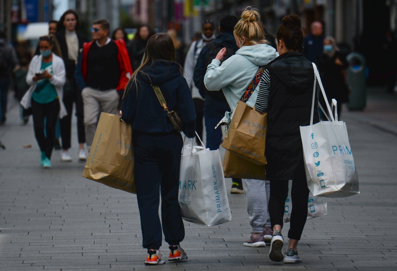 Mühlheim: Die Inzidenzen sinken! Ab jetzt ist es möglich sich beim Shoppen im Rhein-Ruhr-Zentrum eine kleine Stärkung zu genehmigen. (Symbolbild) 