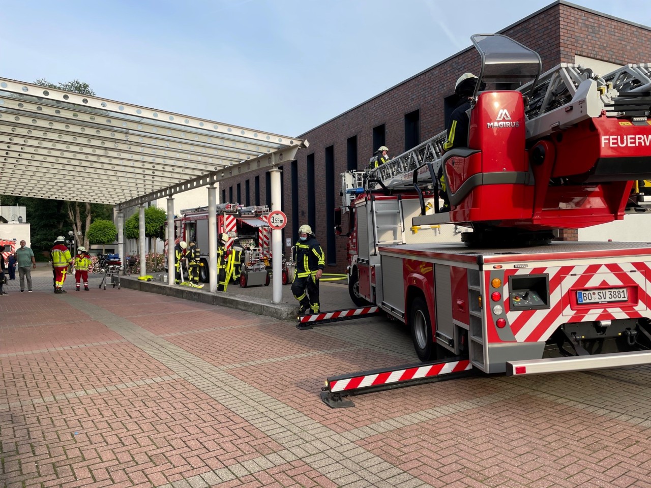 Die Feuerwehr Bochum und die Freiwillige Feuerwehr waren mit insgesamt 44 Helfern vor Ort. 