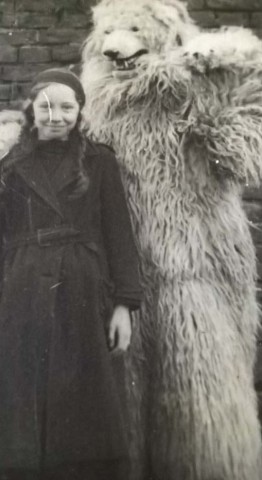 Die Mutter von Jürgen Luhrenberg neben dem Mann im Eisbären-Kostüm. Die Aufnahme entstand 1935.